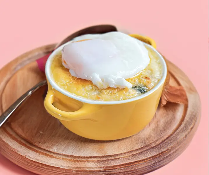 Gratín de espinacas con huevos poché sin gluten