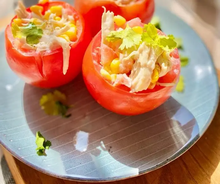 Tomates rellenos con pollo y choclo sin gluten