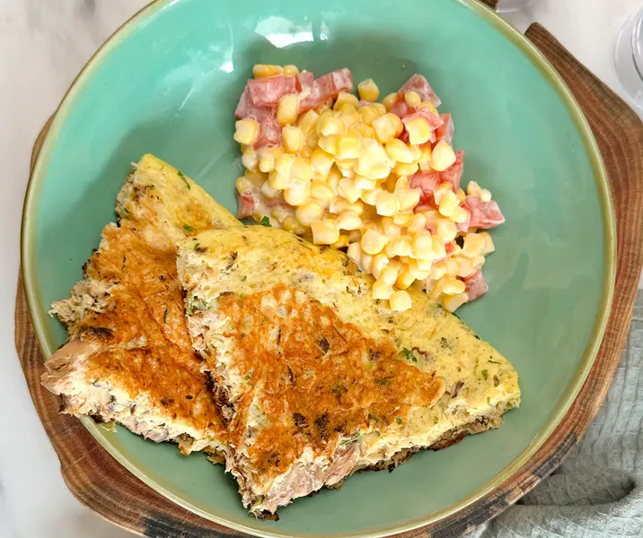 Tortilla de jurel con ensalada de tomate y choclo