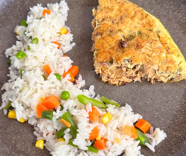Tortilla de jurel con arroz primavera