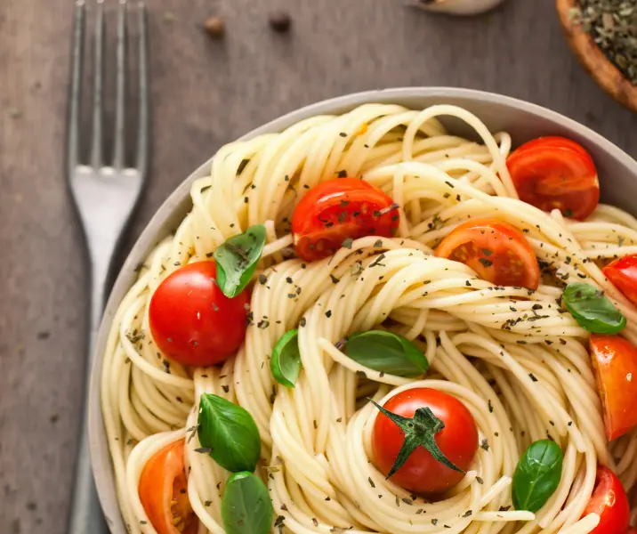 Tallarines con tomates frescos y albahaca sin gluten