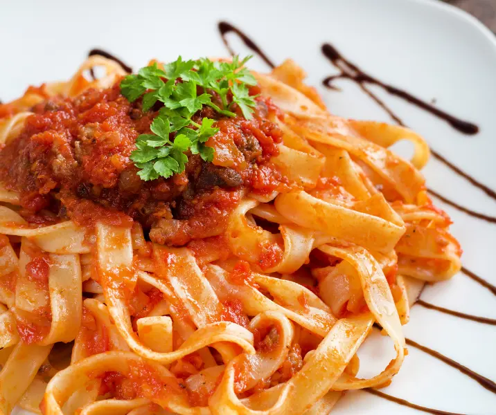 Tallarines con salsa bolognesa sin gluten