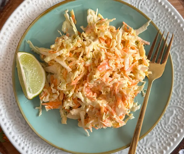Repollo blanco, zanahoria y aliño de yogurt con ciboulette sin gluten