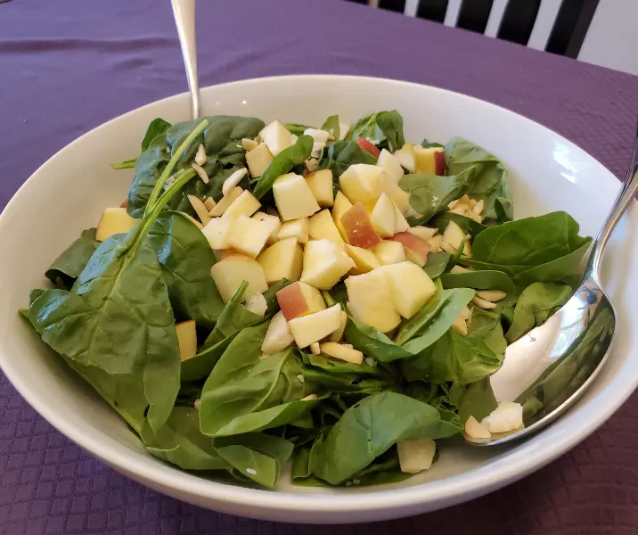 Espinaca, manzana y almendras sin gluten