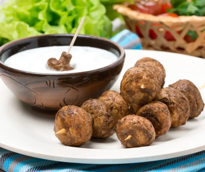 Ensalada de champiñones con salsa yogurt cilantro sin gluten