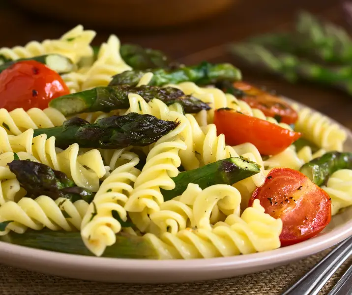 Ensalada de espirales y espárragos sin gluten