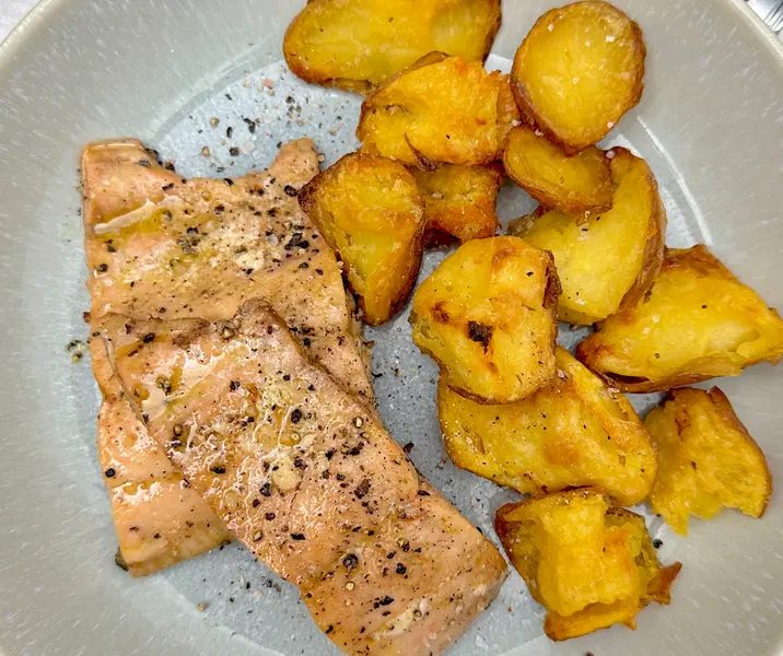 Salmón al horno con papas rotas
