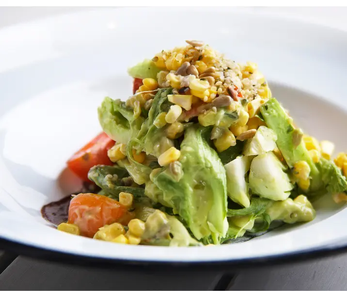 Verduras asadas con choclo a la crema y ensalada verde con palta sin gluten
