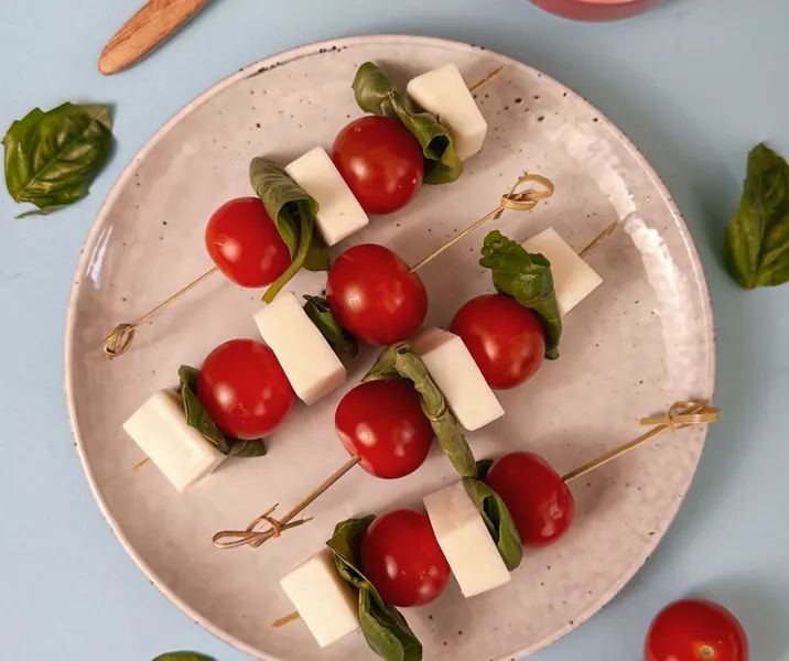 Brochetas de queso de cabra, tomates cherry y albahaca sin gluten