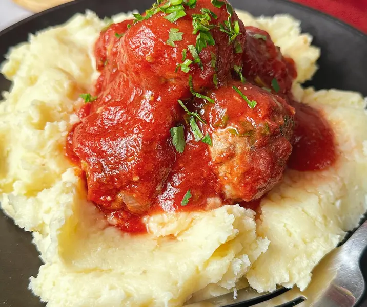 Albóndigas con salsa de tomate y puré de papas sin gluten