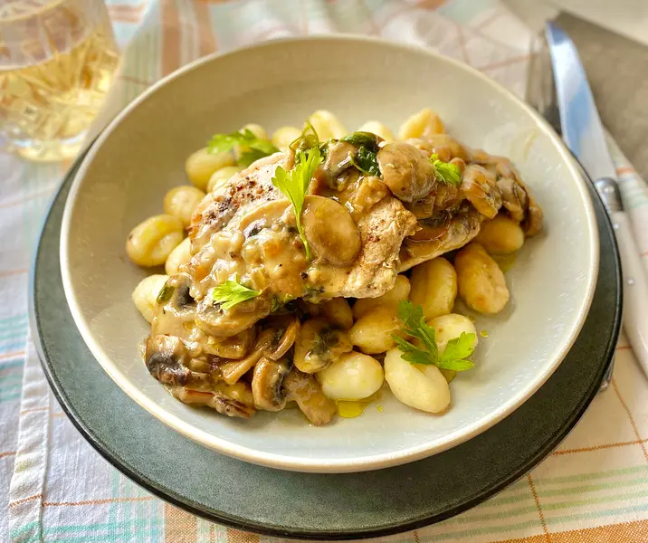 Ñoquis con lomo de cerdo con salsa de champiñones