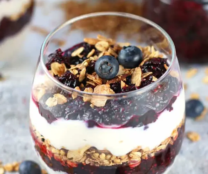 Yogurt con mermelada y granola