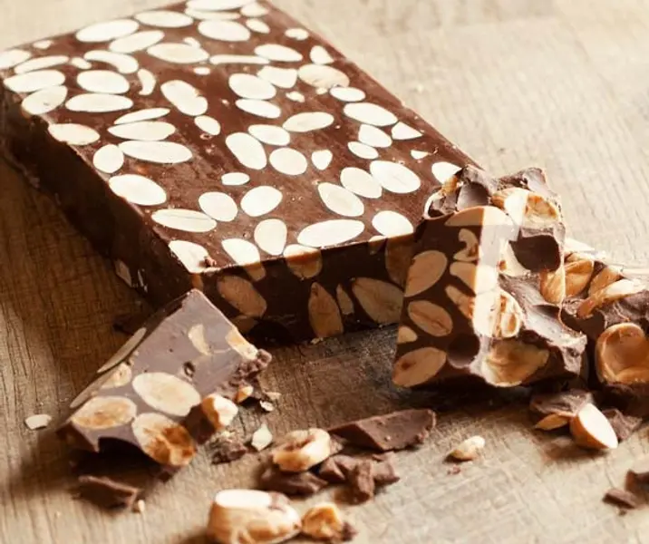 Turron de chocolate con almendras