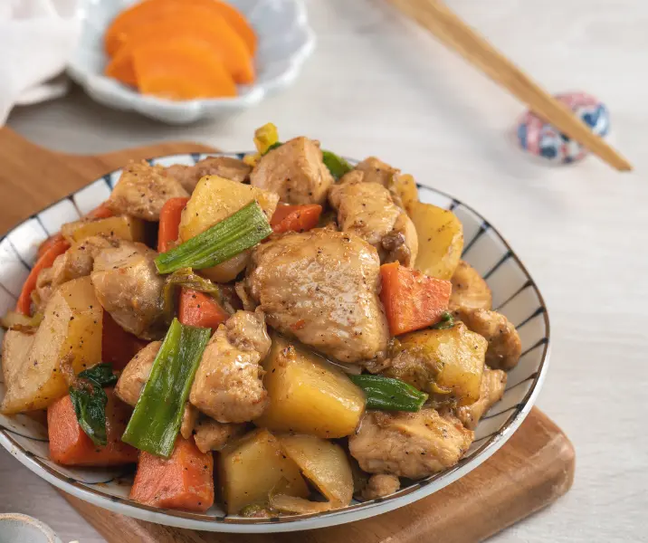 Pollo con verduras y papas doradas sin gluten