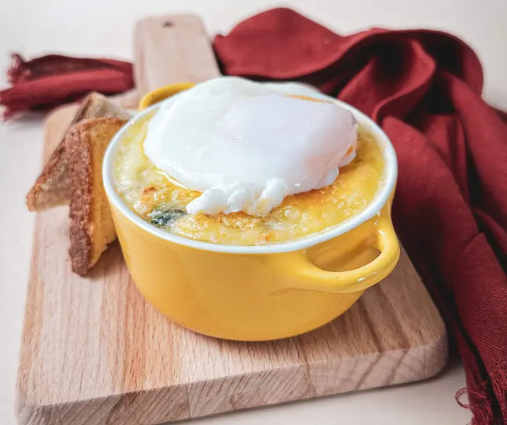 Gratín de espinacas con huevos poché