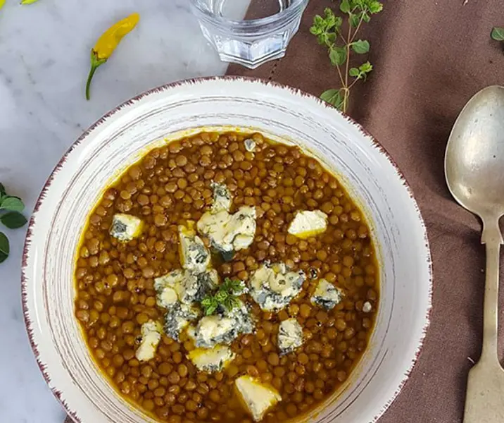 Lentejas a las finas hierbas con queso azul