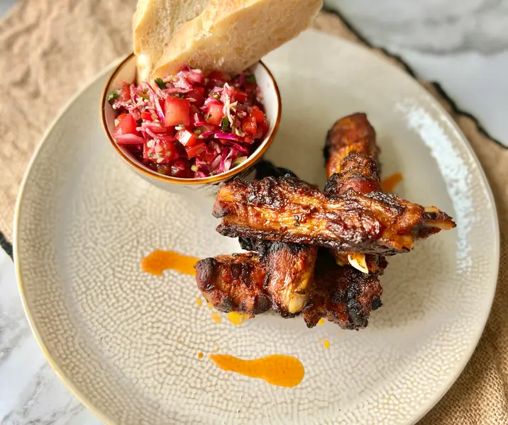 Costillar a la chilena a la parrilla con pebre de repollo