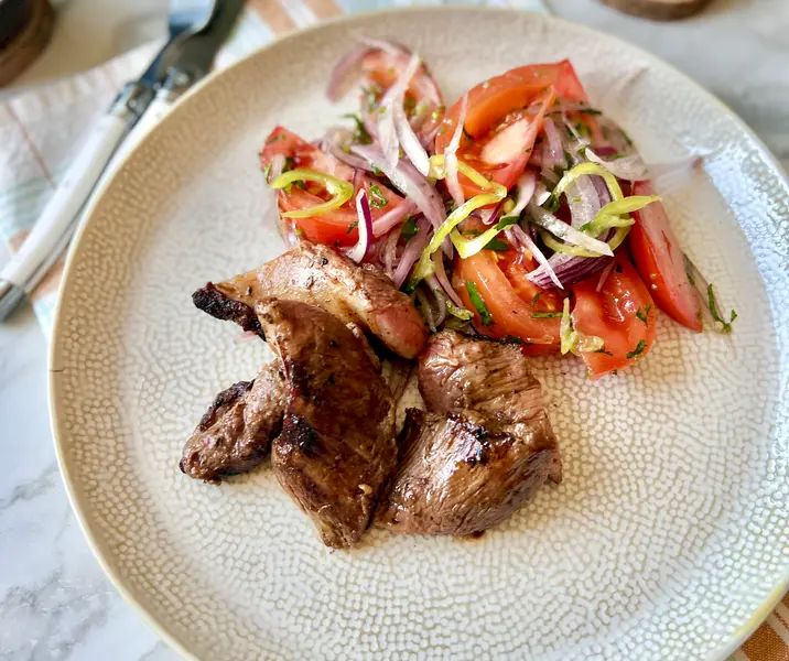 Entraña a la parrilla con ensalada a la chilena