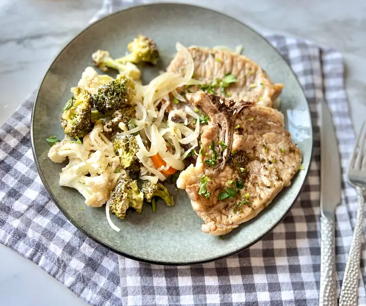 Chuleta encebollada con arbolitos asados agridulces
