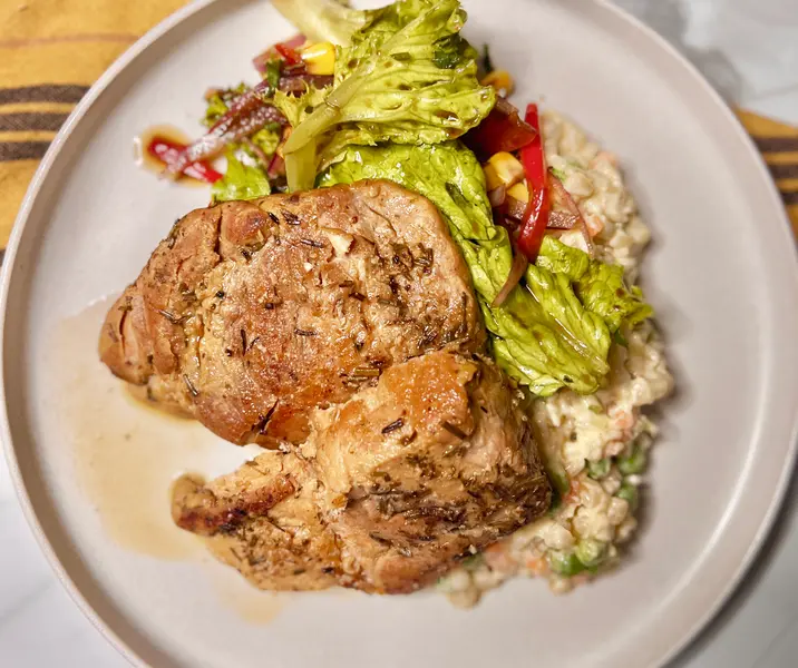 Lomo con risotto de mote y ensalada fresca