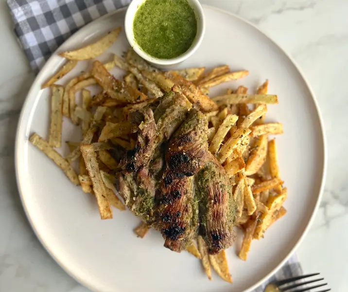 Trutro parrillero con papas fritas