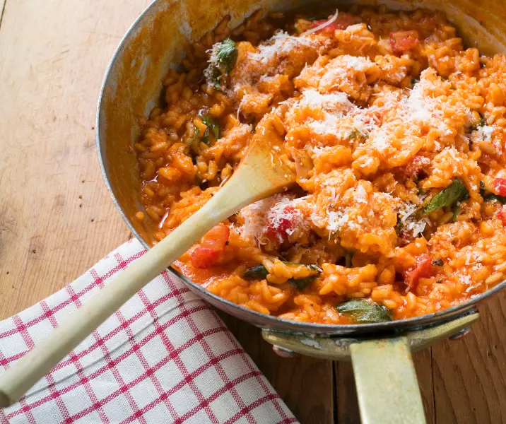 Risotto de tomate y albahaca