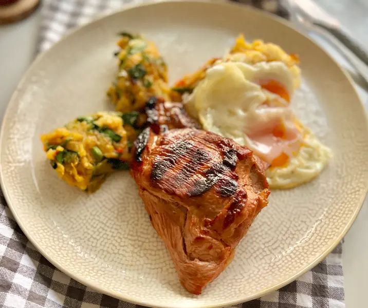 Trutro asado al merquén con charquicán parrillero y huevo frito