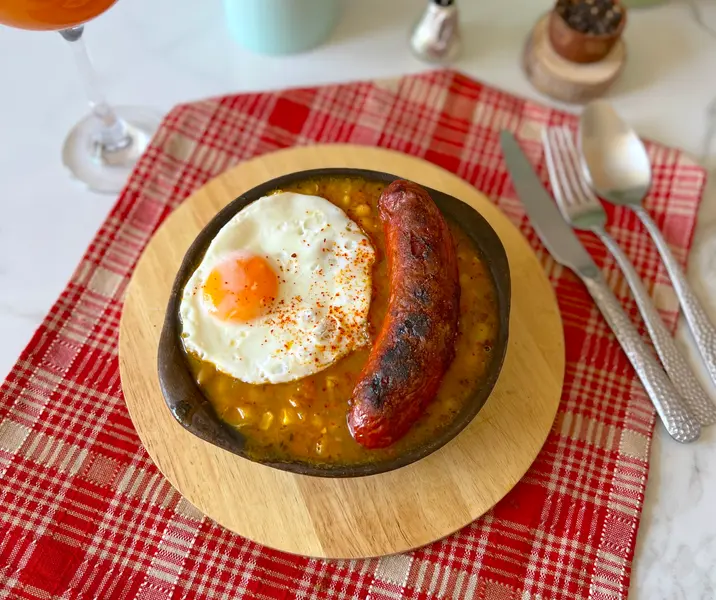 Porotos granados con huevo frito y longaniza