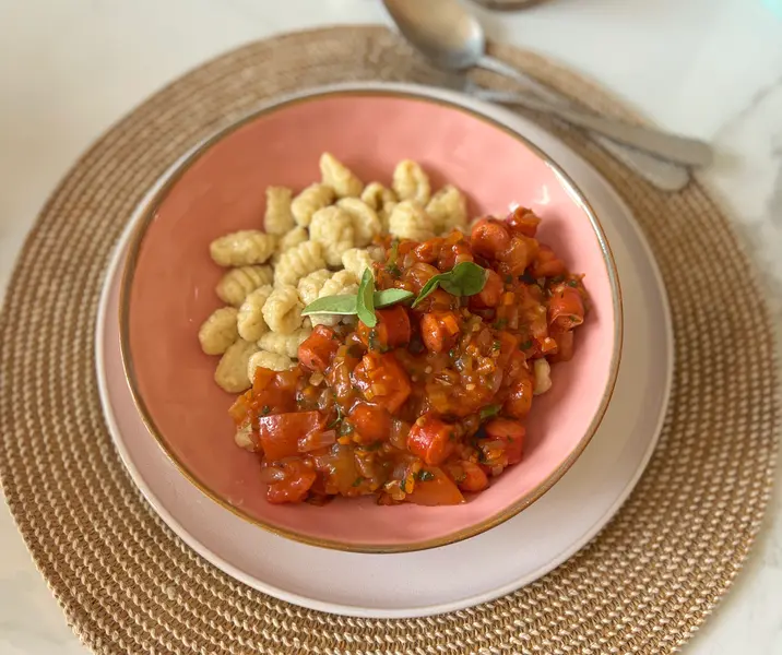 Ñoquis en ragut de chorizo patagónico a las finas hierbas