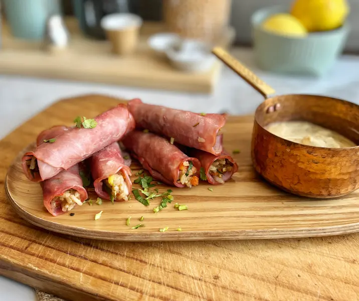 Jamones rellenos con arroz vietnamita con salsa baba ganush