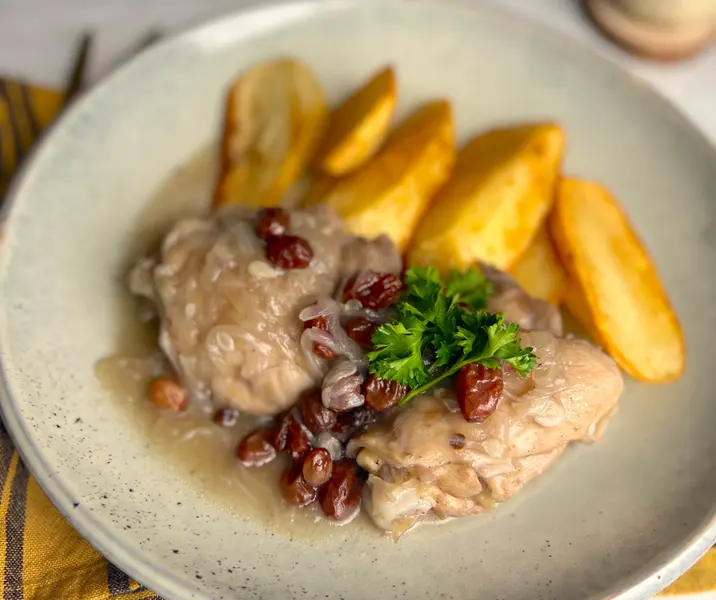 Pollo asado a la chicha con papas doradas