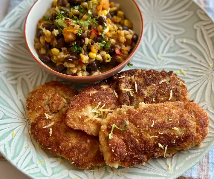 Porotos con mote y croquetas de pollo con cilantro
