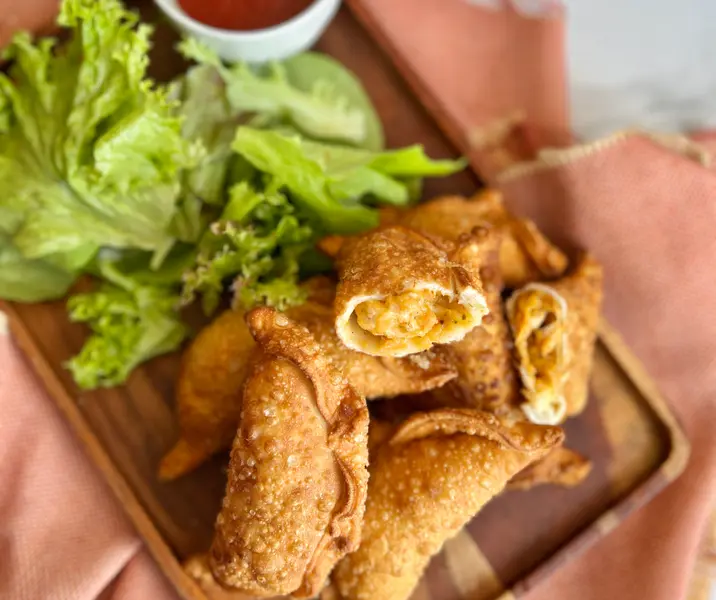 Empanada de pollo, pebre y queso