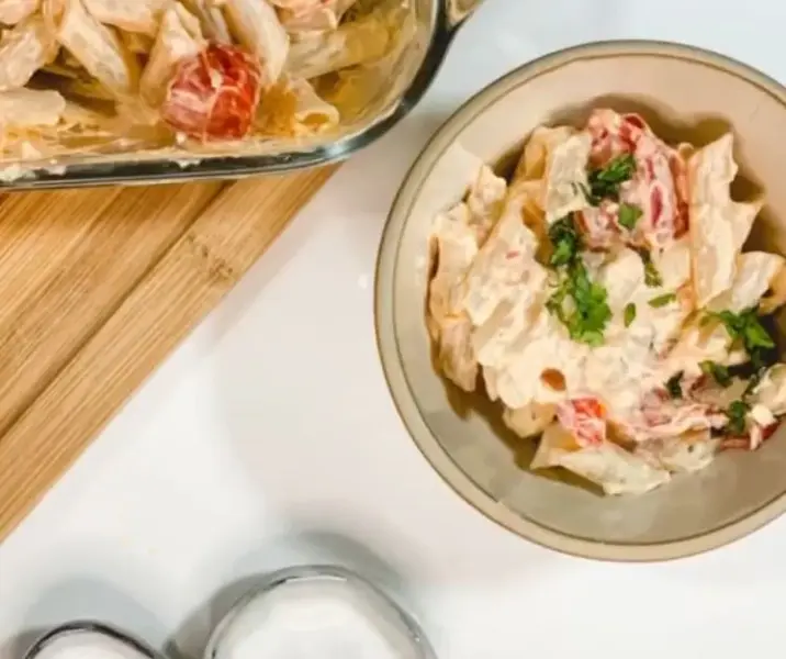 Pasta con tomates cherry, queso crema y albahaca