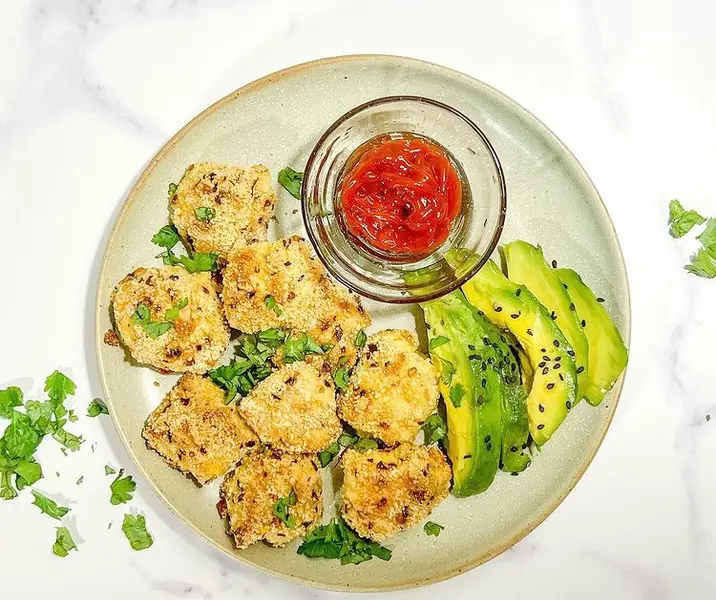 Nuggets de pollo con ensalada de palta sin gluten