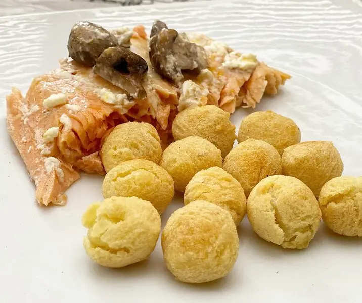 Salmón con queso crema y champiñones con papas duquesas sin gluten