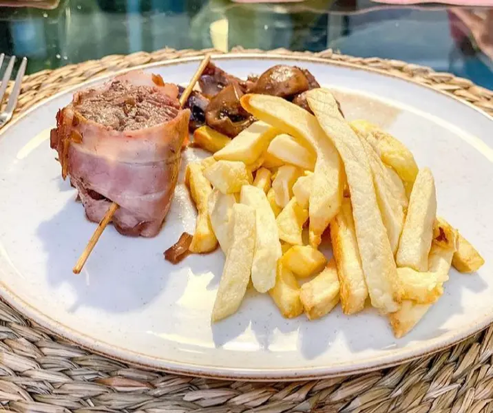 Filet mignon con papas fritas sin gluten