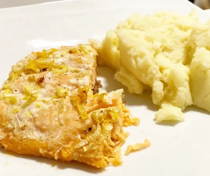 Salmón con limón y cebollín con puré de papas