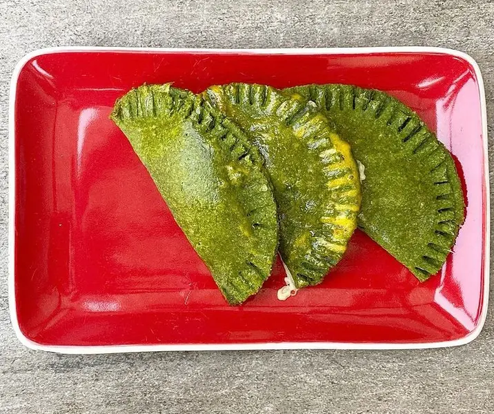Empanadas de queso en masa de avena y espinaca