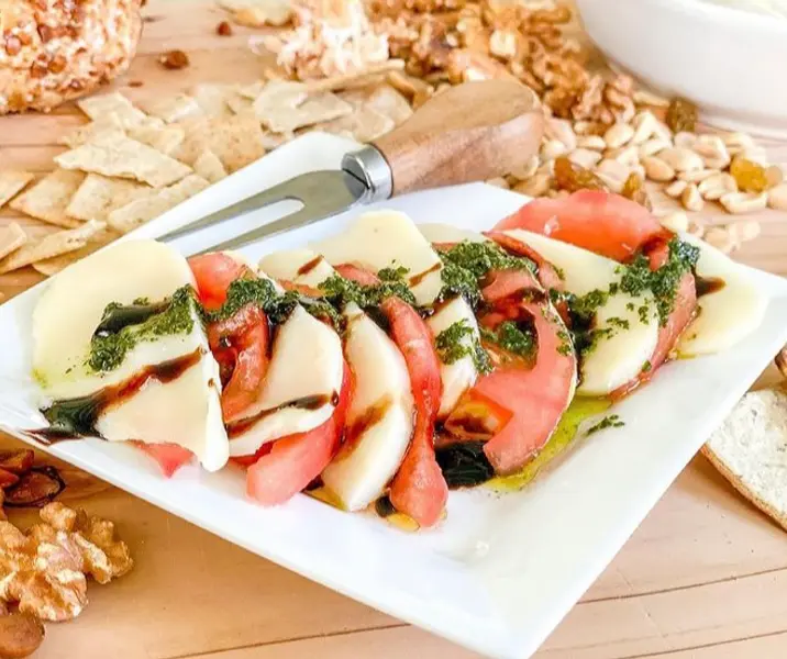 Queso mozzarella y tomate con pesto y balsámico sin gluten