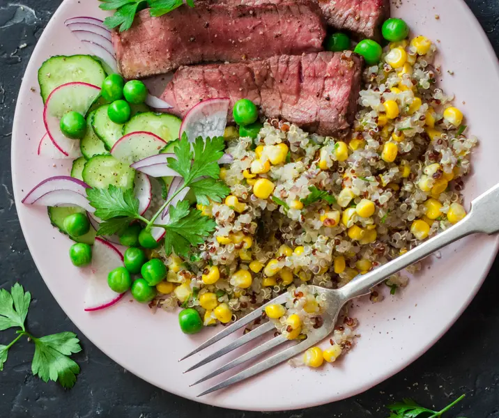 Bistec a la pimienta con quínoa