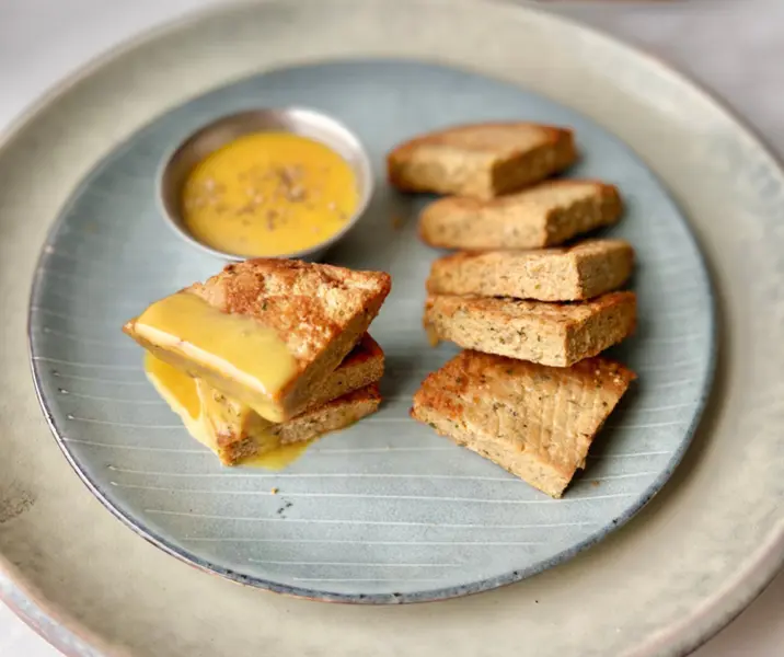 Cuadrados crocantes de jurel con salsa honey mustard