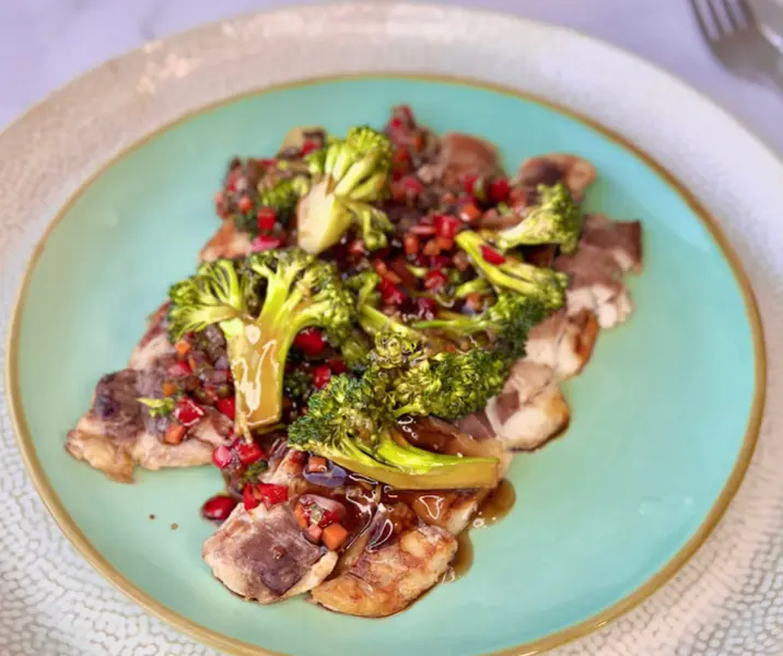 Tataki cocido de jurel con verduras salteadas y salsa teriyaki