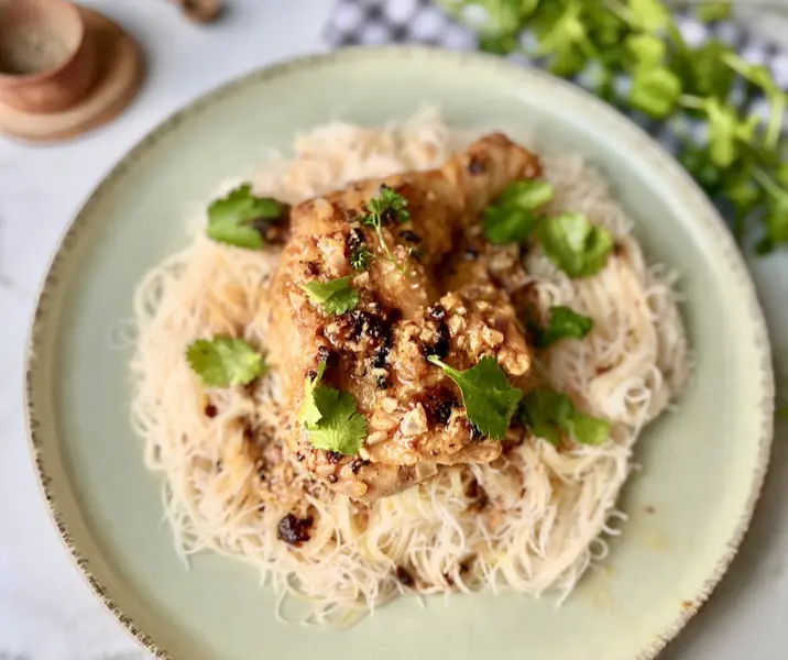 Pollo asado en peanut butter con fideos de arroz