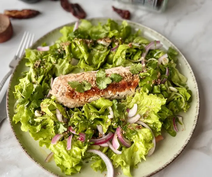 Pollo empapelado con ensalada oriental