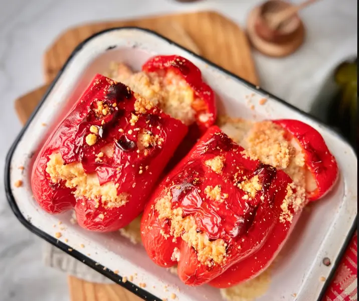 Pimentones rellenos con forma de calabaza