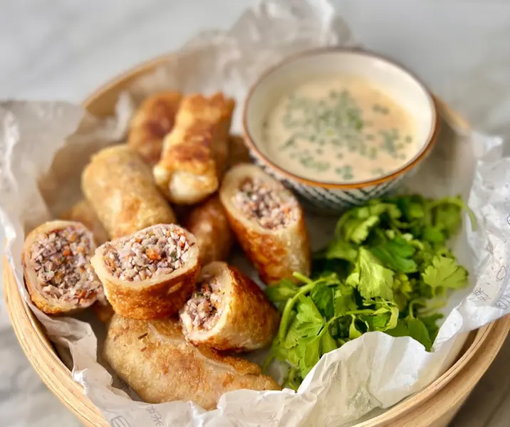 Arrollados primavera con salsa alioli oriental