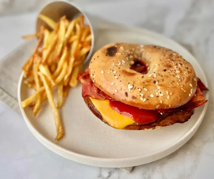 Lomito bagel bacon cheese con bloddy sauce y papas hilo