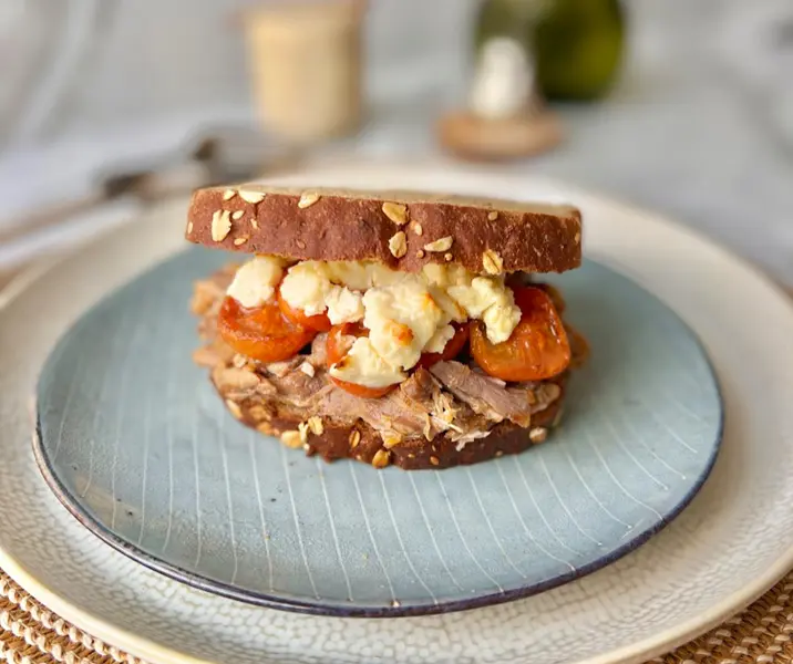 Tostadas de cerdo desmechado queso, feta y tomates confitados
