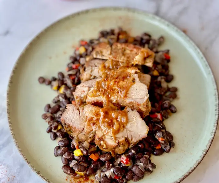 Costillas de cerdo con quiso de porotos negros